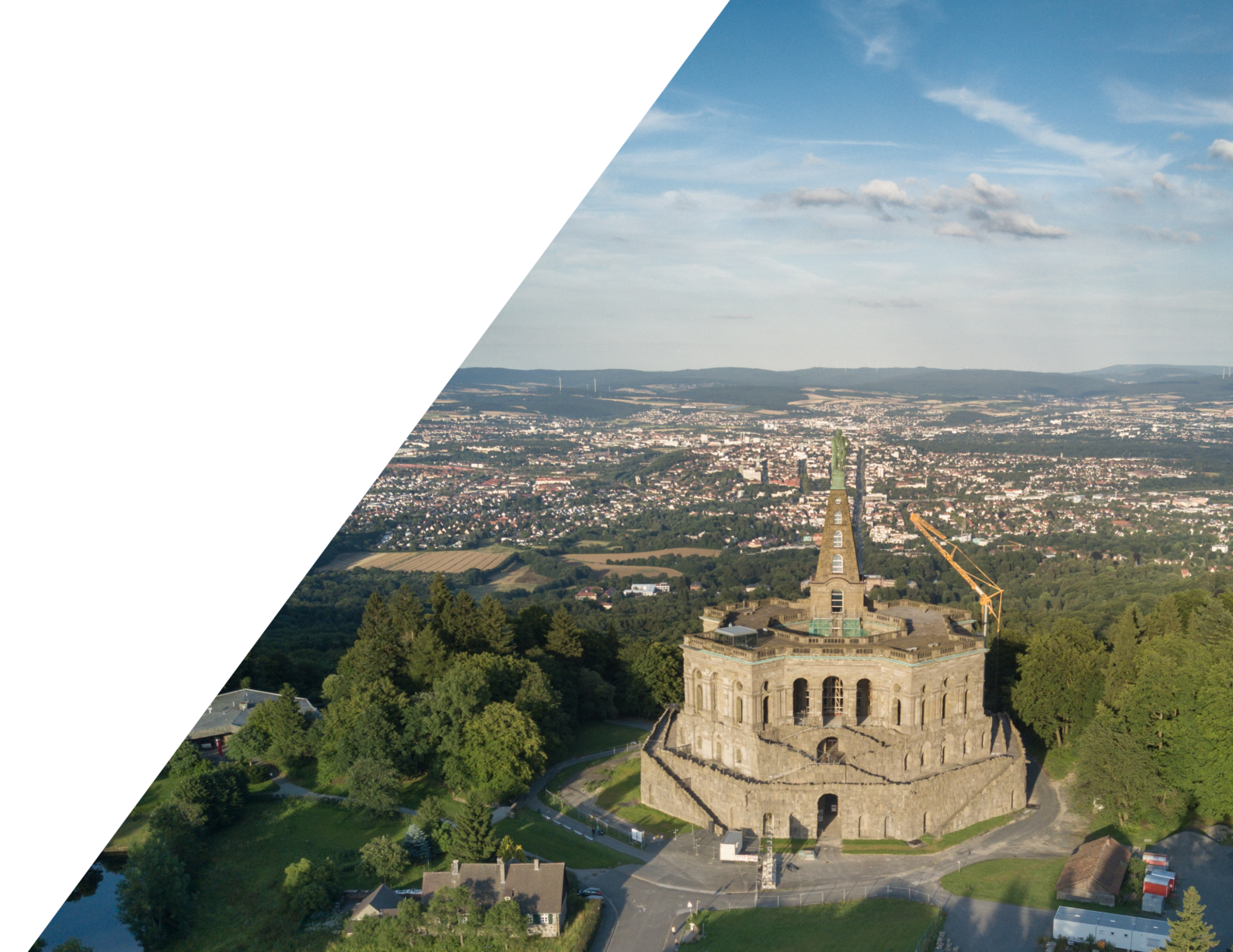 Hände umrahmen eine Karte von Deutschland